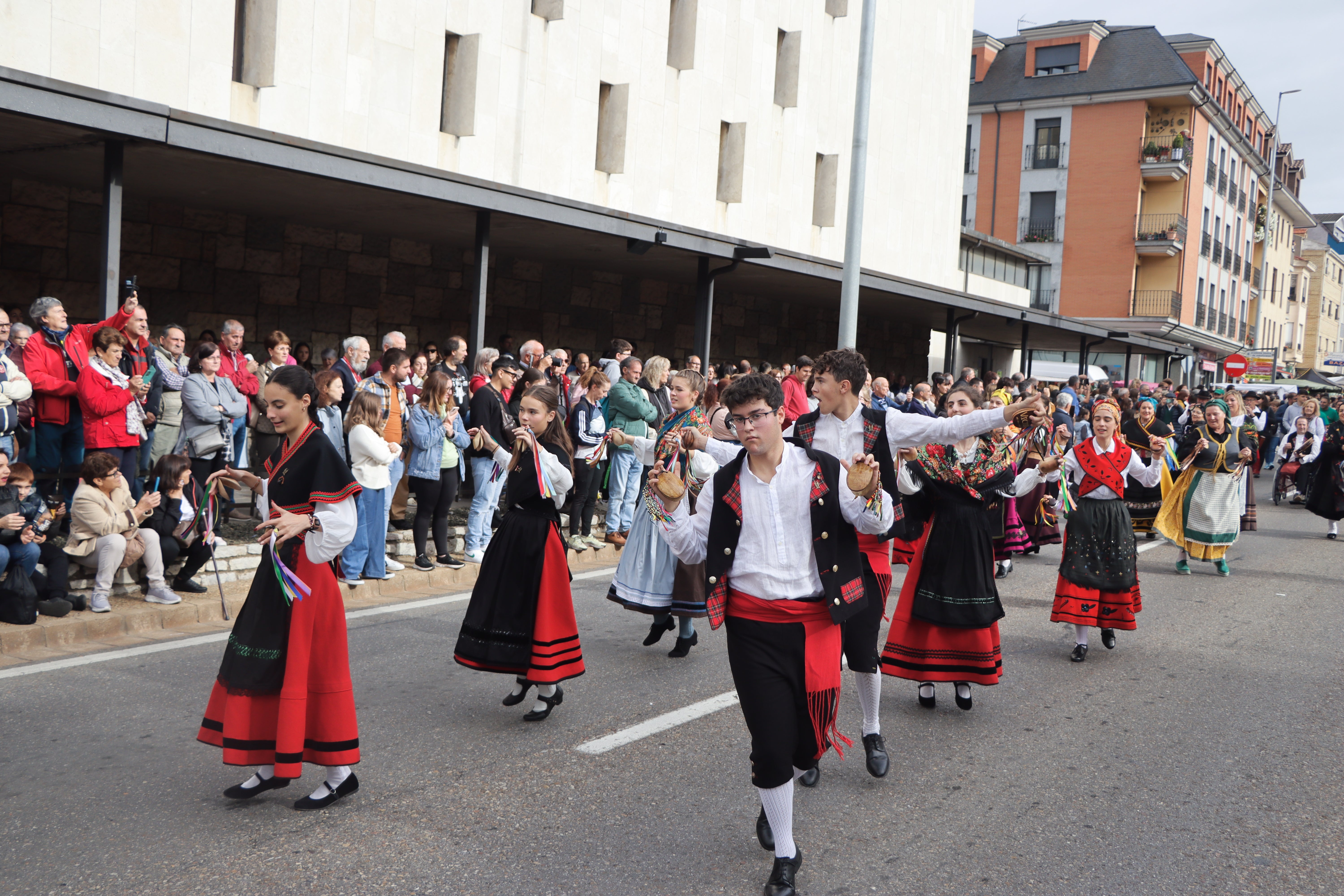 Desfile de pendones en la romería de San Froilán