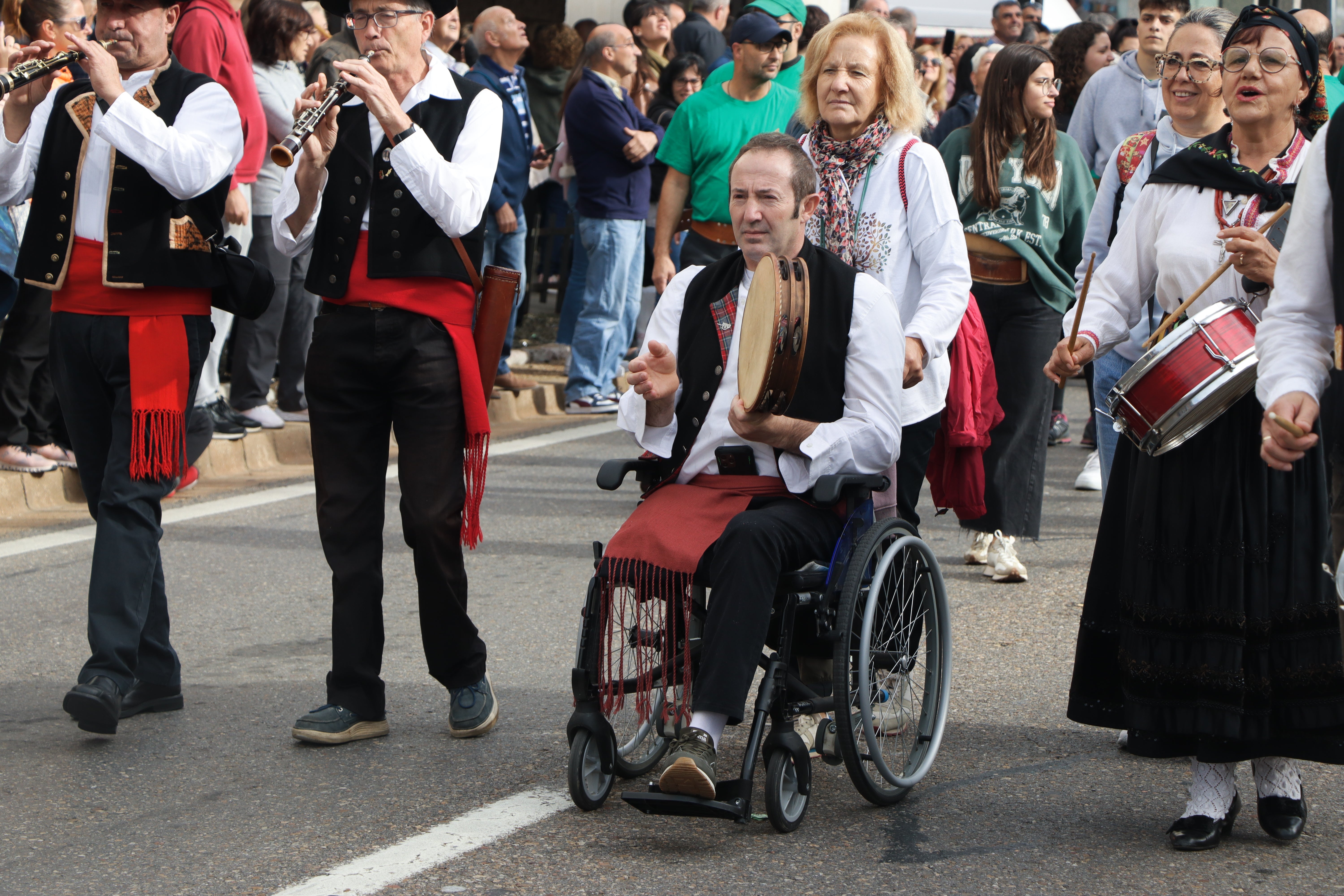 Desfile de pendones en la romería de San Froilán