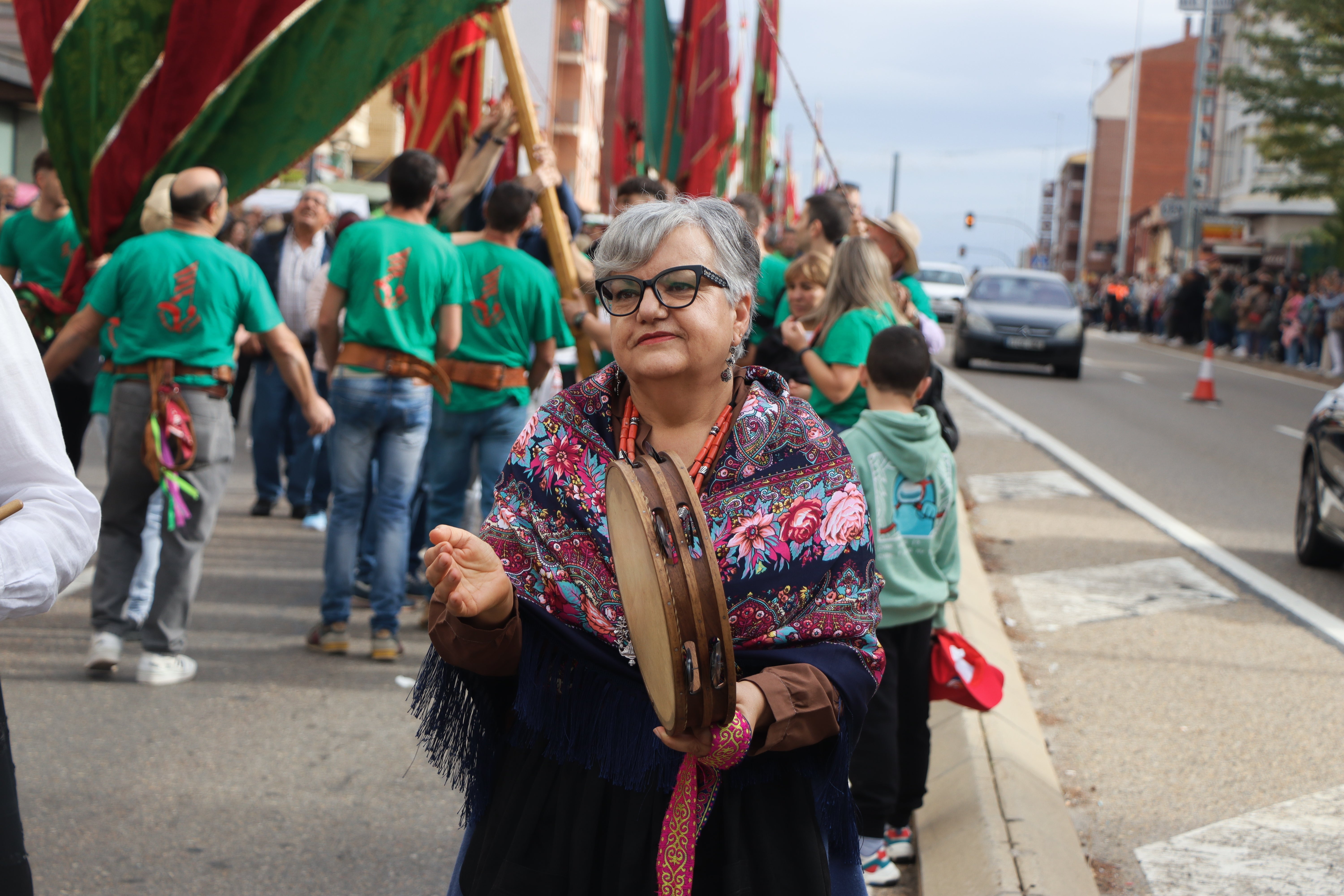 Desfile de pendones en la romería de San Froilán