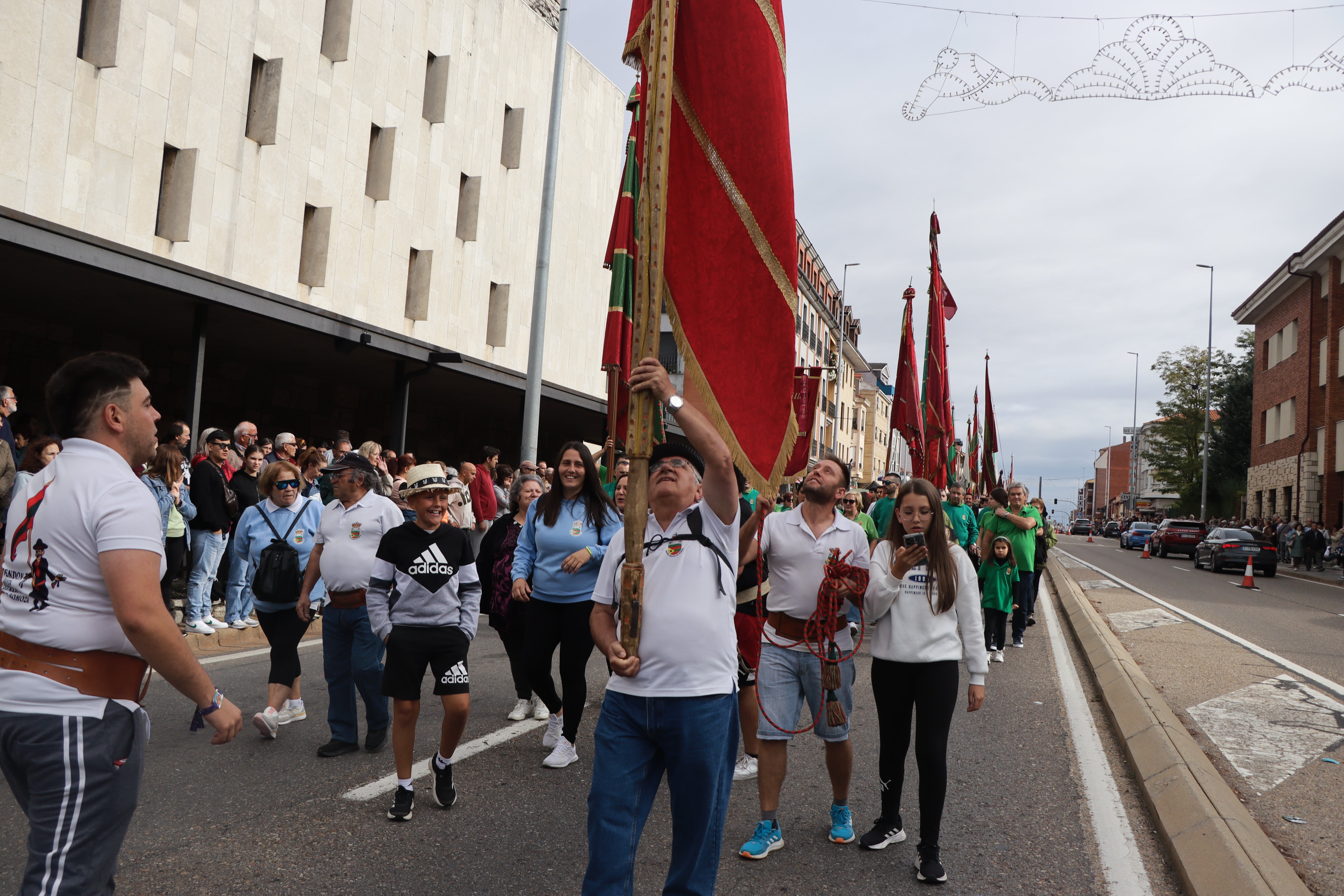 Desfile de pendones en la romería de San Froilán