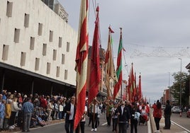 Desfile de pendones en la romería de San Froilán