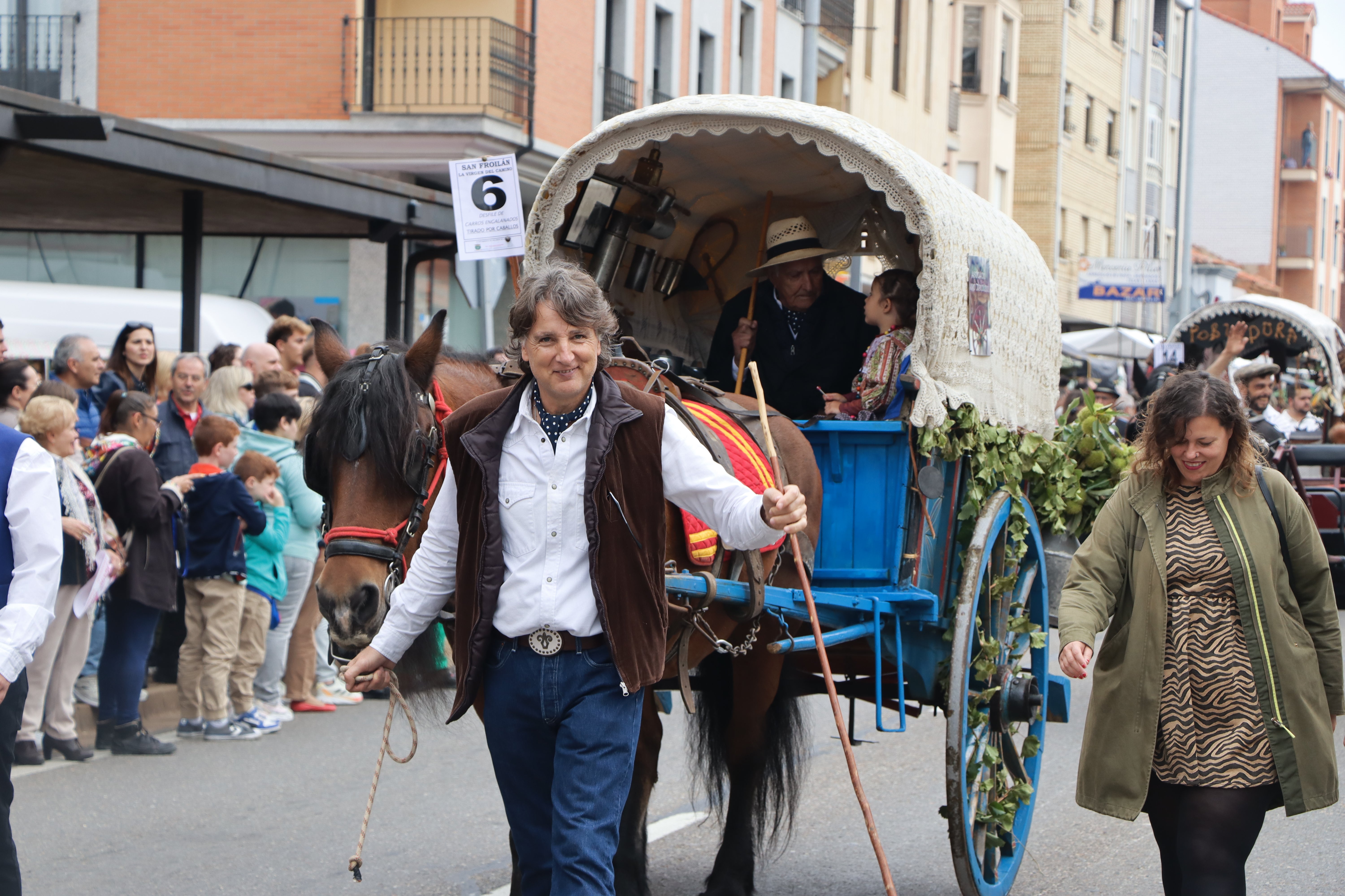 Los carros engalanados en la romería de San Froilán