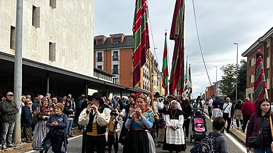 Una multitudinaria romería llena el camino a La Virgen