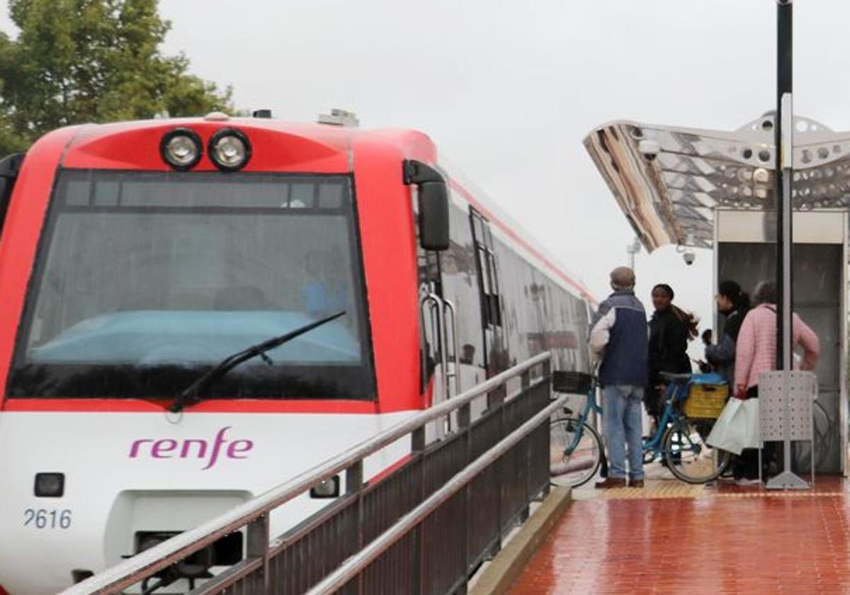 Uno de los trenes de Feve, en el apeadero de La Asunción.