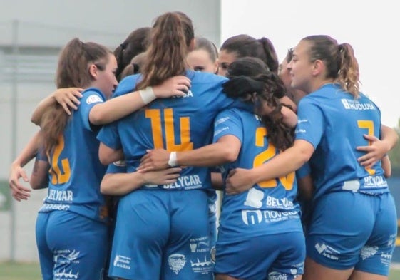 Las jugadores del Olímpico celebran uno de sus goles.