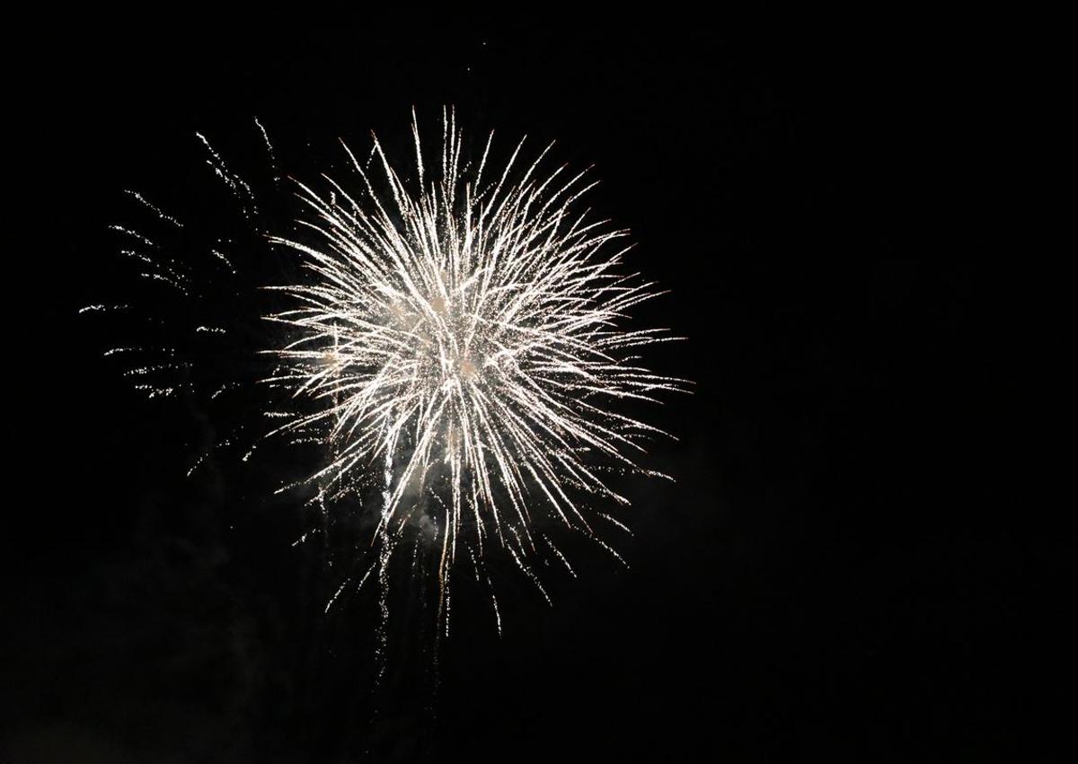 Imagen secundaria 1 - Espectáculo de drones y fuegos artificiales.