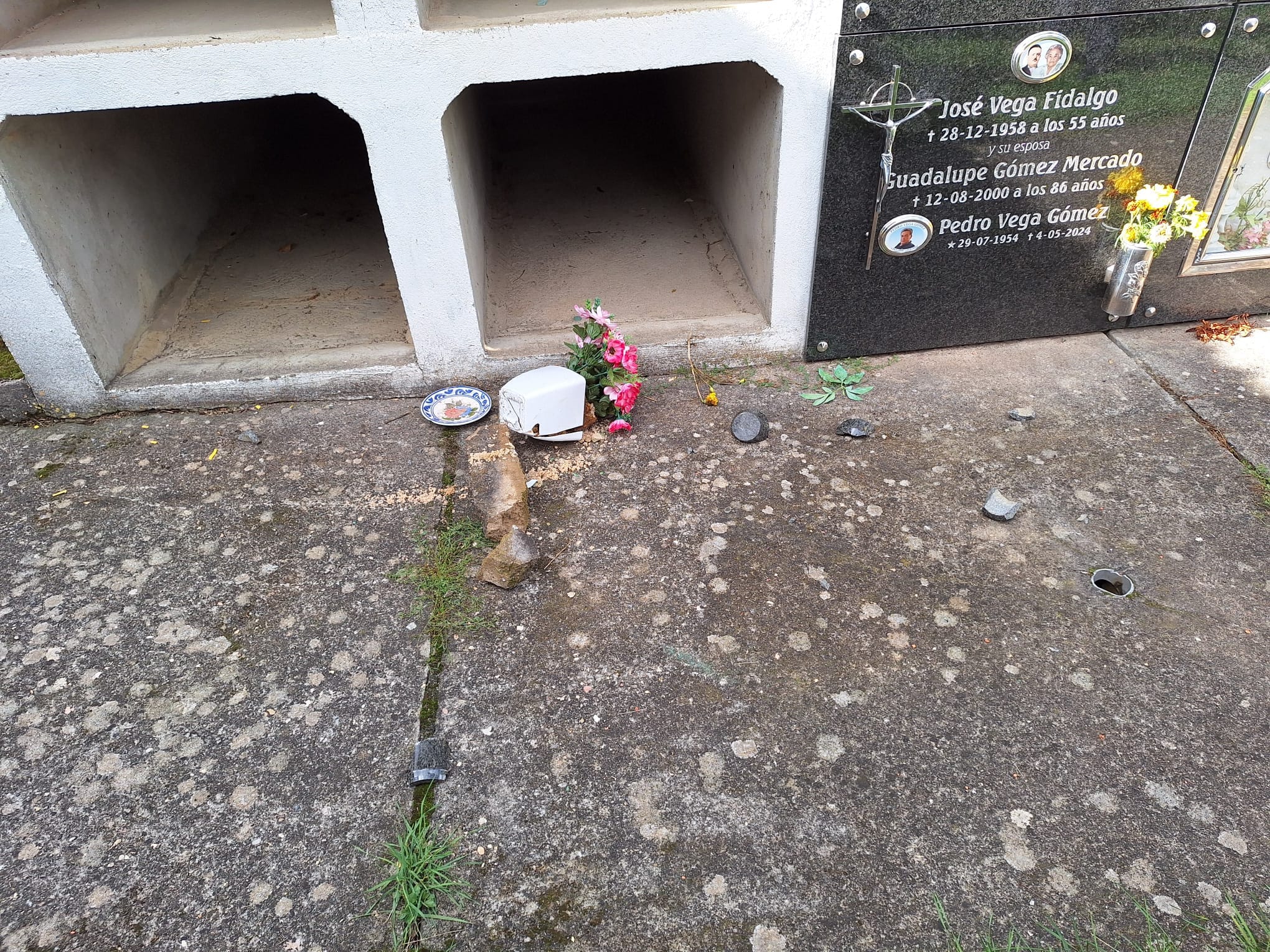 Imagen secundaria 2 - Imagen de destrozos en el cementerio de Canales.