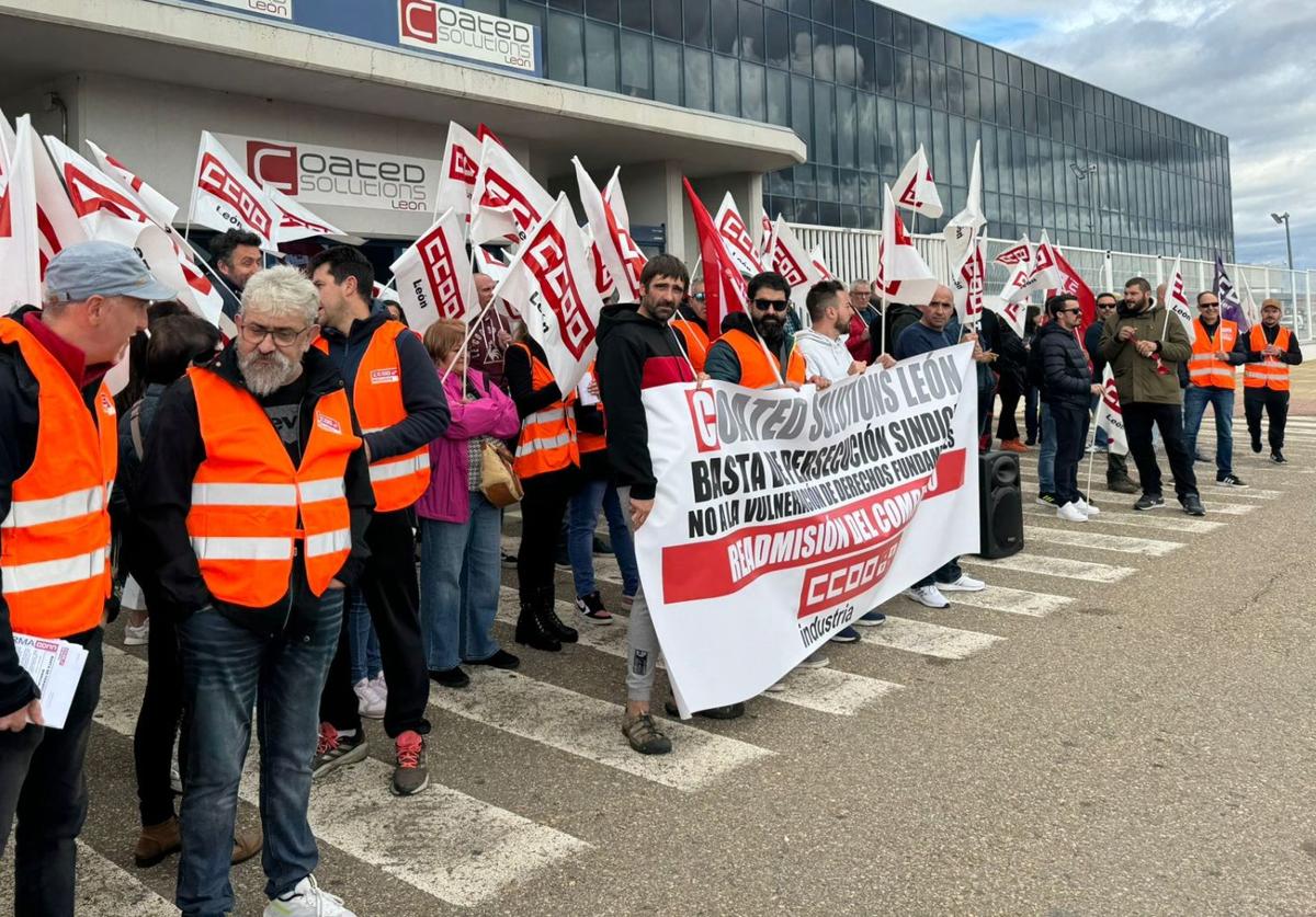 CCOO se concentra frente a Coated Solutions para exigir la readmisión de un sindicalista «despedido»