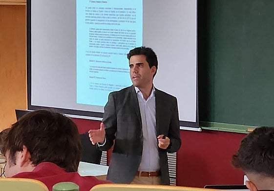 Daniel Blanco durante una charla.