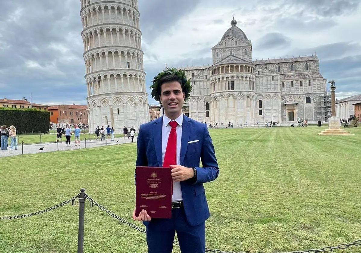 Daniel Blanco tras su graduación en Pisa.