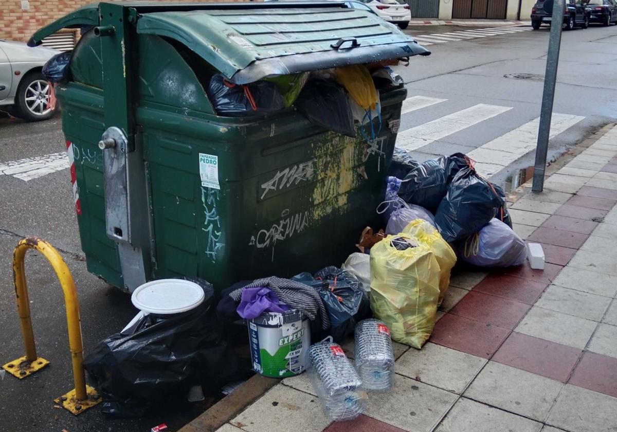 Un contenedor lleno de basura en San Andrés del Rabanedo.