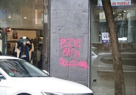 Pintadas contra el PSOE en las calles de León