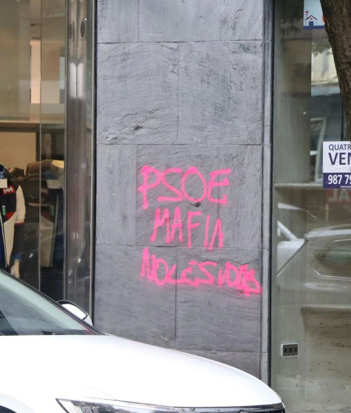 Imagen secundaria 2 - El centro de León amanece plagado de pintadas contra el Partido Socialista