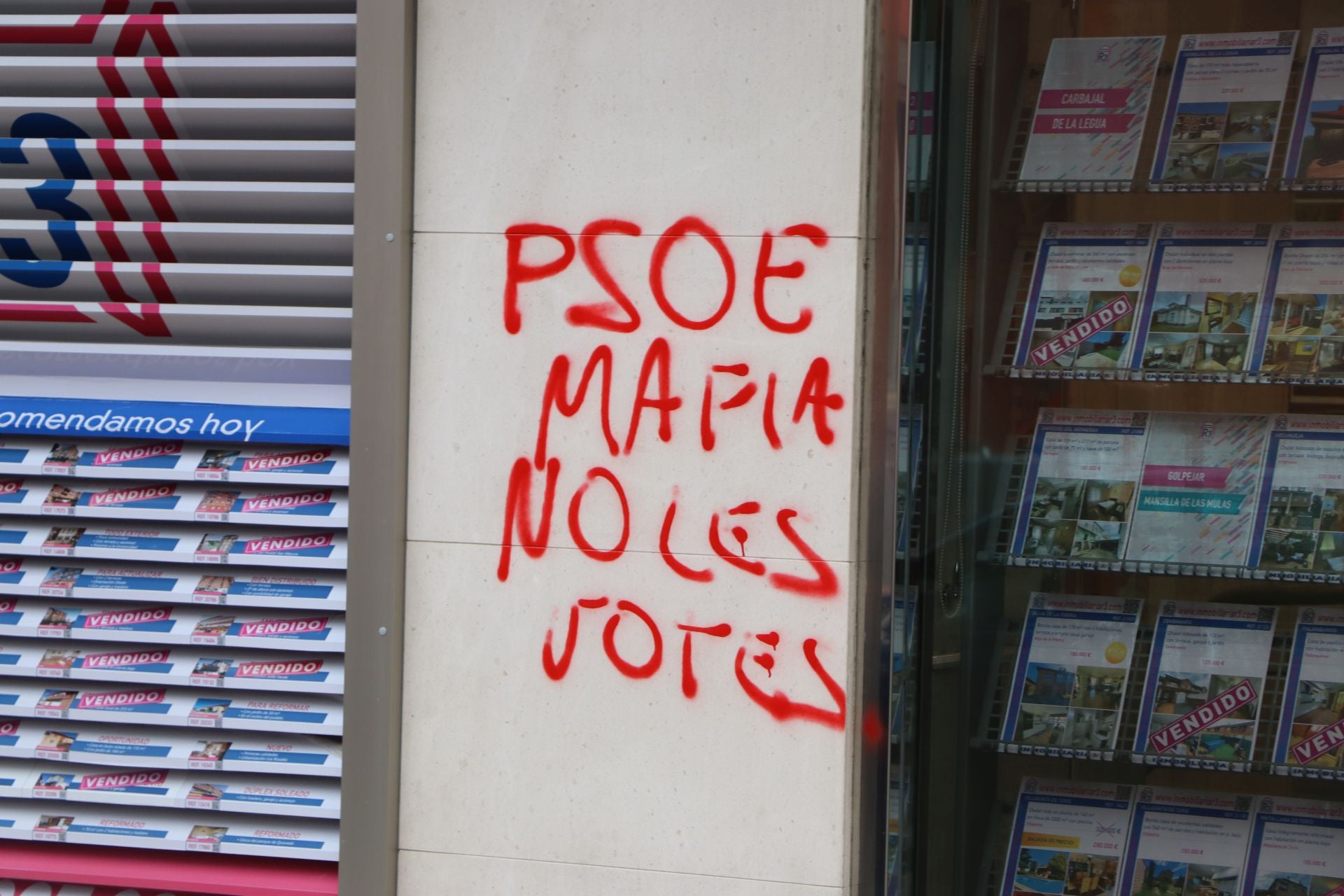 Pintadas contra el PSOE en las calles de León