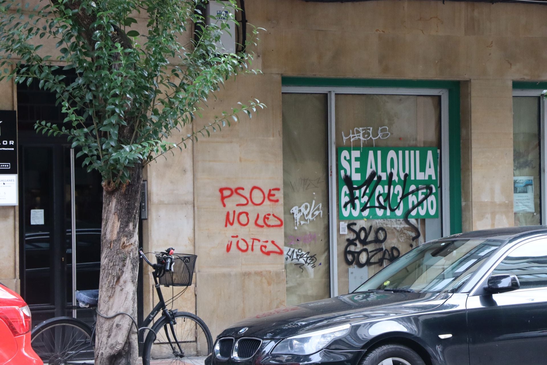 Pintadas contra el PSOE en las calles de León