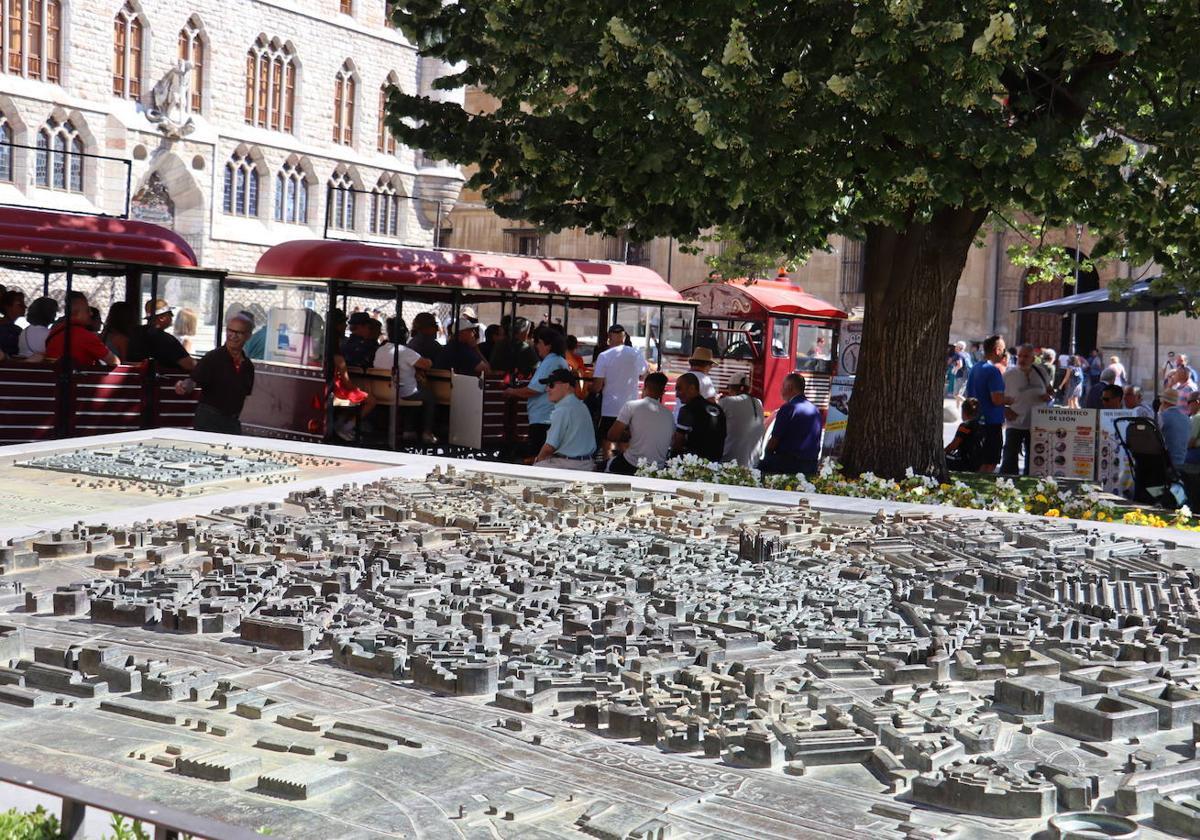 Turistas en la ciudad de León.