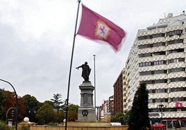 Una bandera de León ondea en la plaza de Guzmán arreciada por el viento.