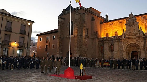 El arriado de bandera como preludio al Día de la Hispanidad