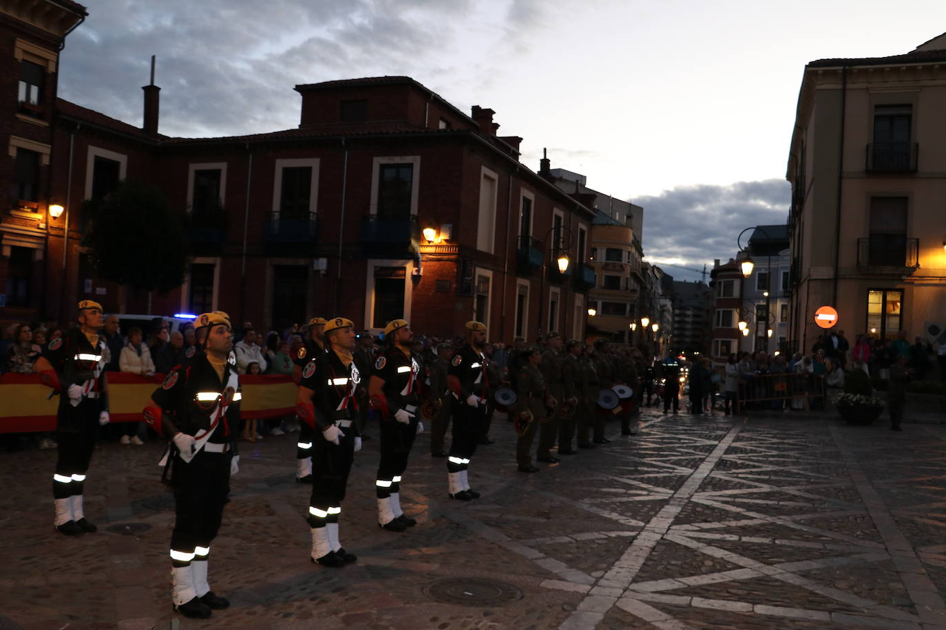 Arriado de bandera, retreta militar y homenaje a los caídos en León