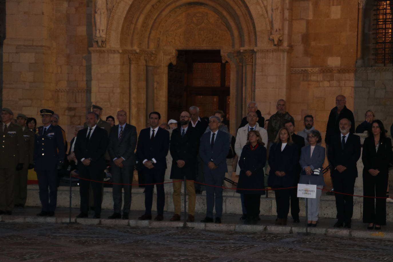 Arriado de bandera, retreta militar y homenaje a los caídos en León