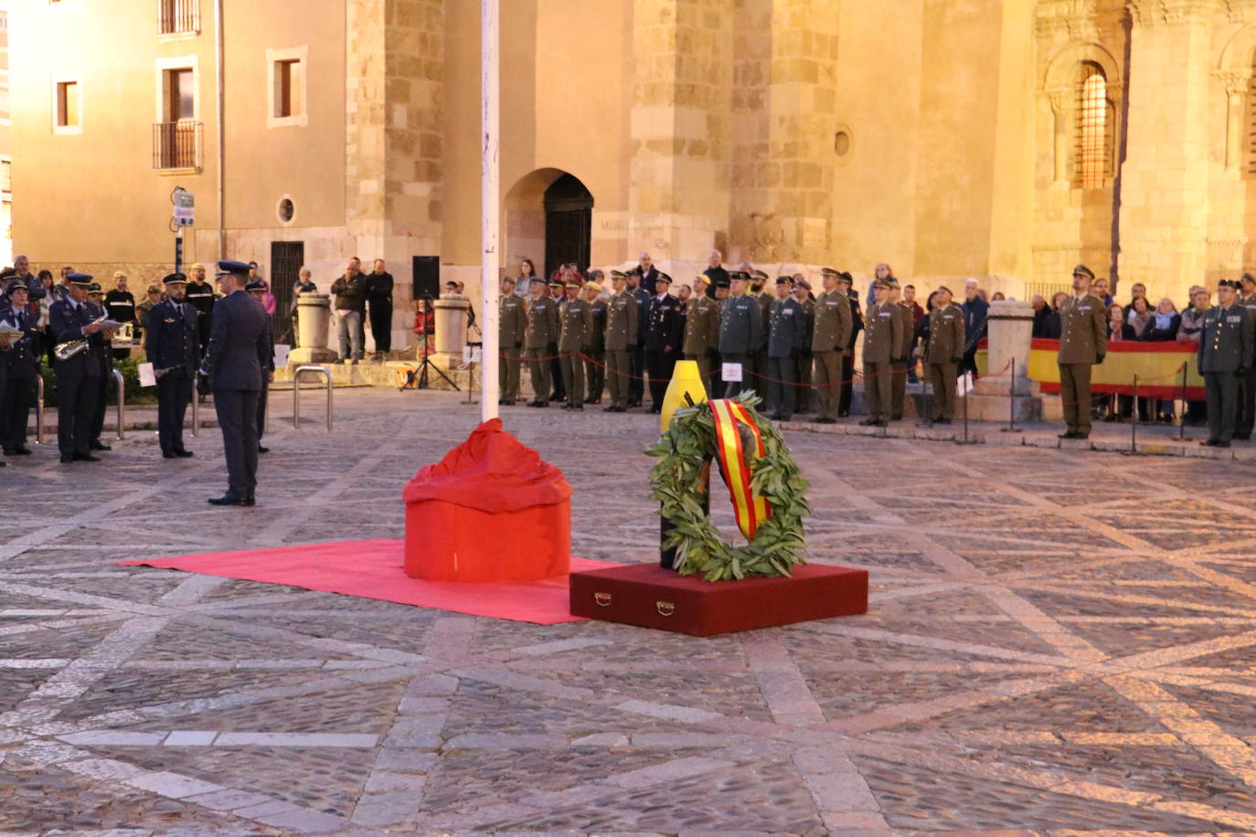 Arriado de bandera, retreta militar y homenaje a los caídos en León