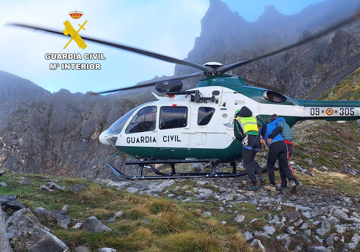 Rescatado en helicóptero un montañero lesionado en un tobillo cerca de Collado Jermoso