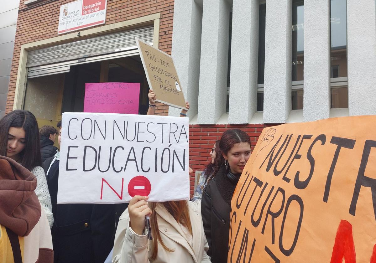 Concentración frente a la dirección provincial de educación en León.