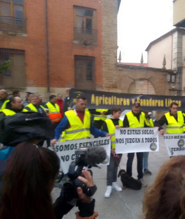 Imagen secundaria 2 - Imágenes de la manifestación a la puerta de los juzgados. 