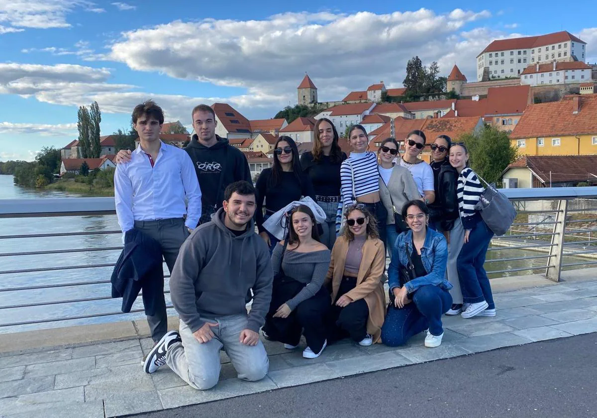 Grupo de amigos de Carla Pérez -abajo a la derecha-, estudiante Erasmus de la Universidad de León en Maribor, Eslovenia.