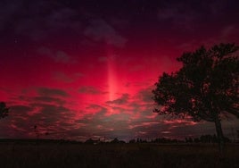 La aurora boreal tiñe de rojo el cielo de León.