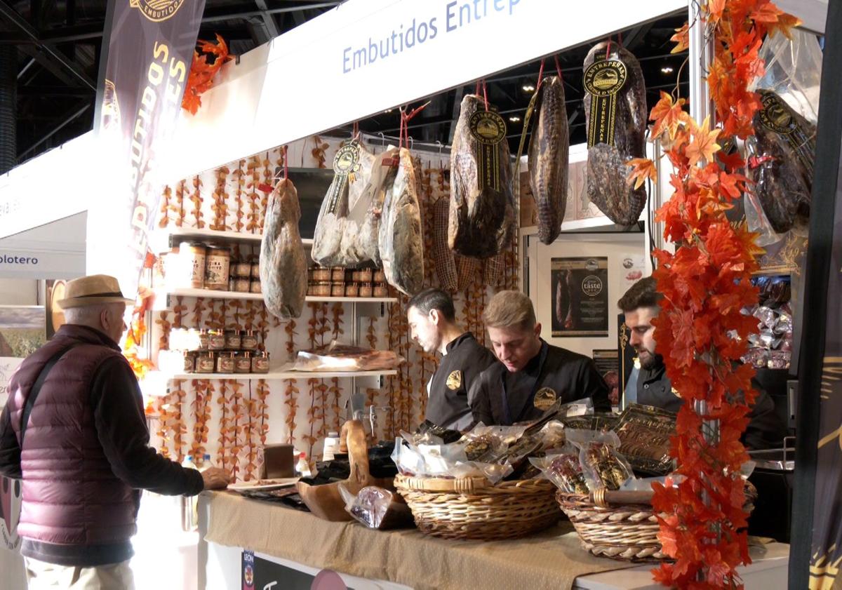 Imagen principal - Embutidos Entrepeñas en la feria de productos de León