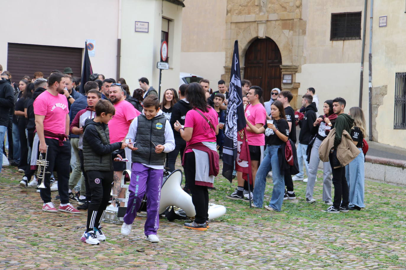 Las mejores imágenes del desfile de peñas de León