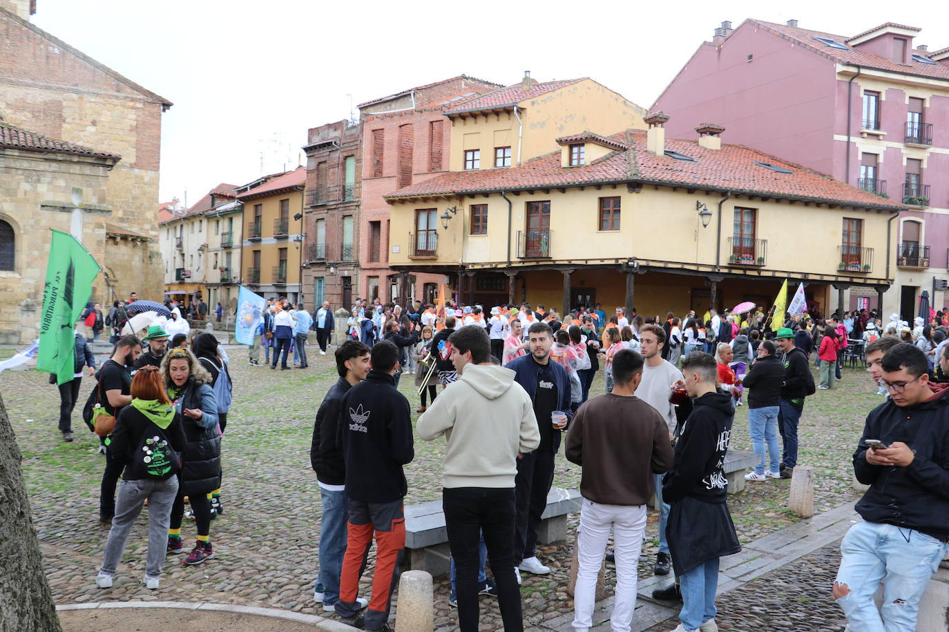 Las mejores imágenes del desfile de peñas de León