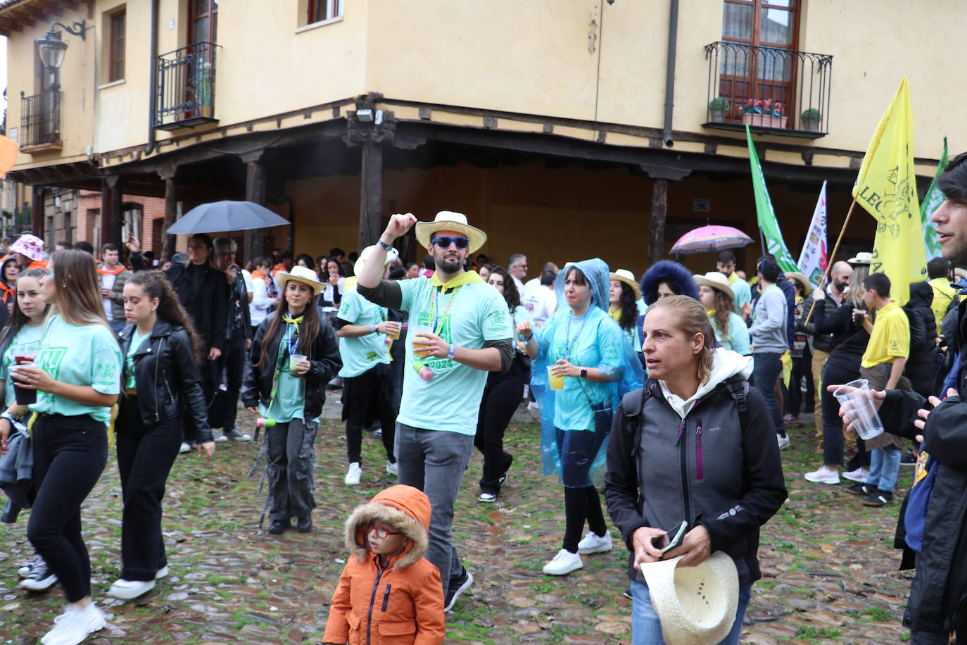 Las mejores imágenes del desfile de peñas de León