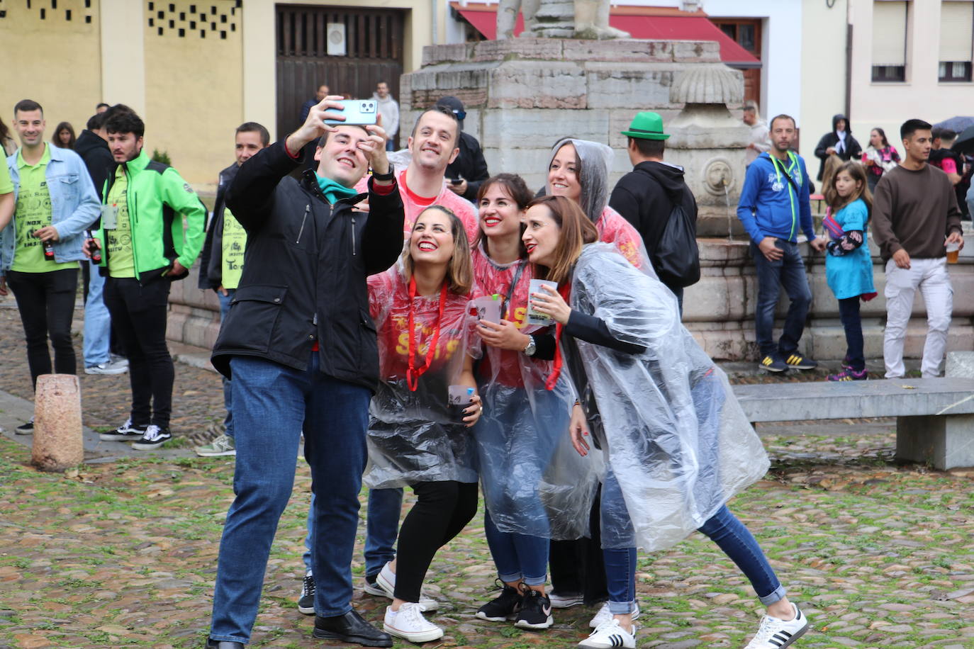 Las mejores imágenes del desfile de peñas de León