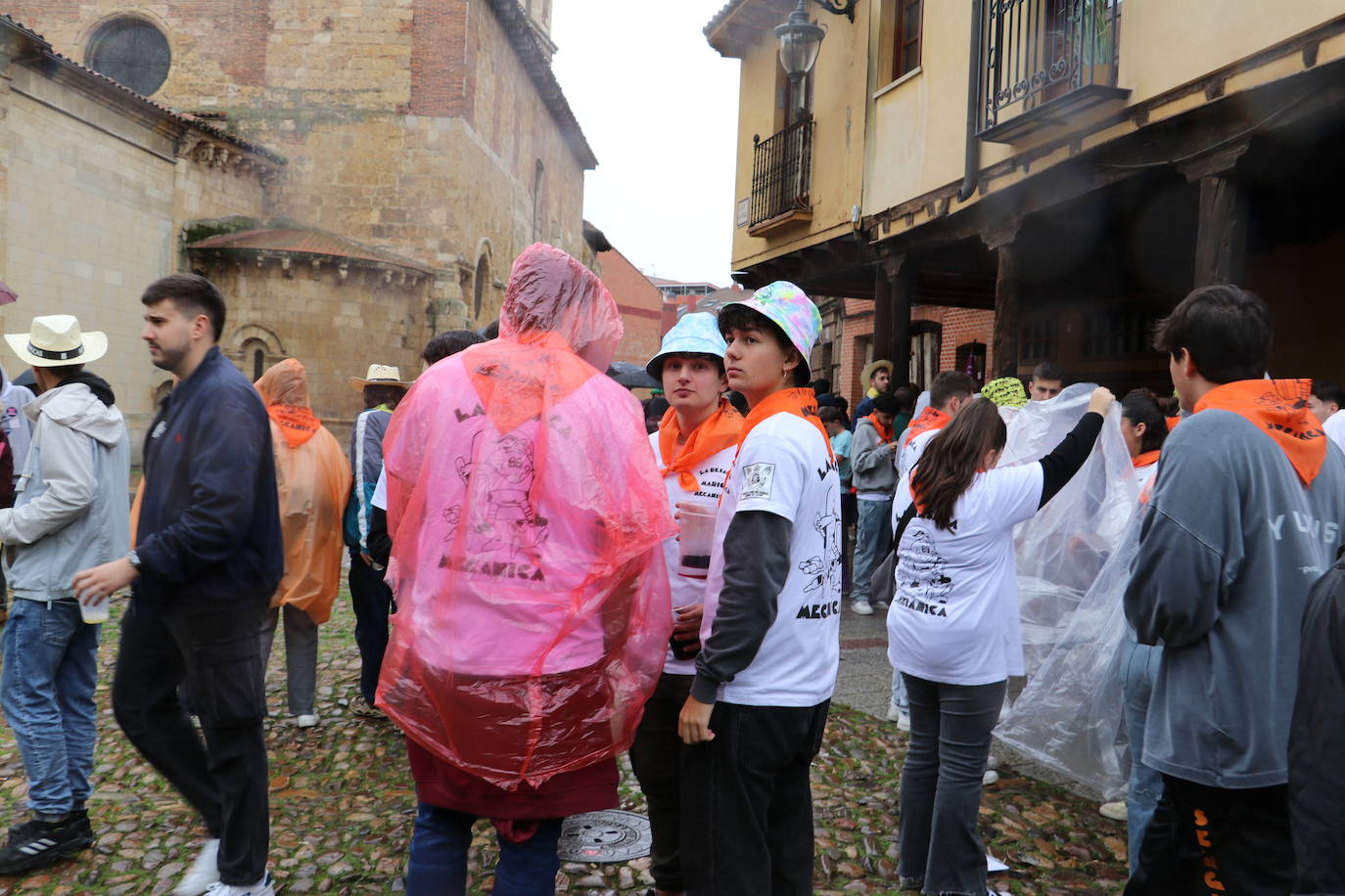 Las mejores imágenes del desfile de peñas de León