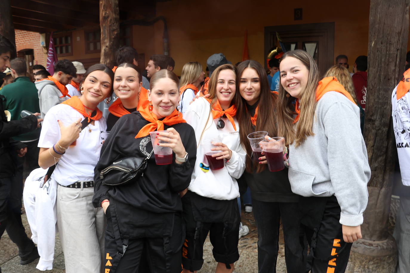 Las mejores imágenes del desfile de peñas de León