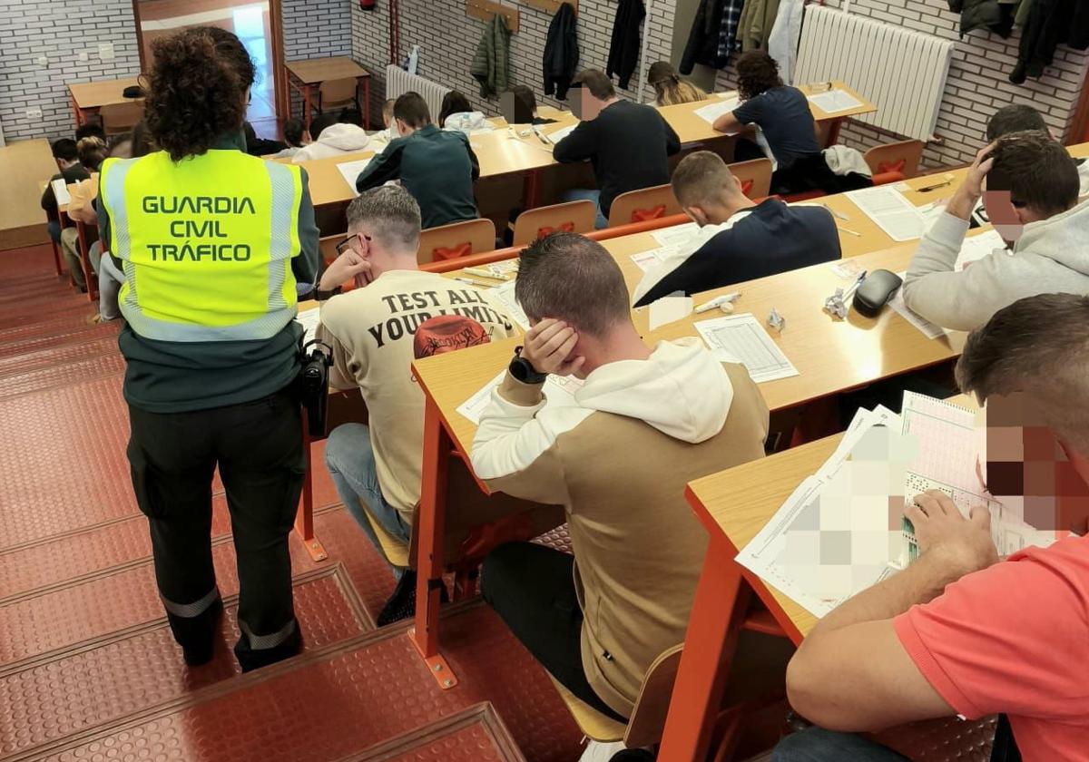 Examen de la oposición a Guardia Civil celebrado en Económicas.