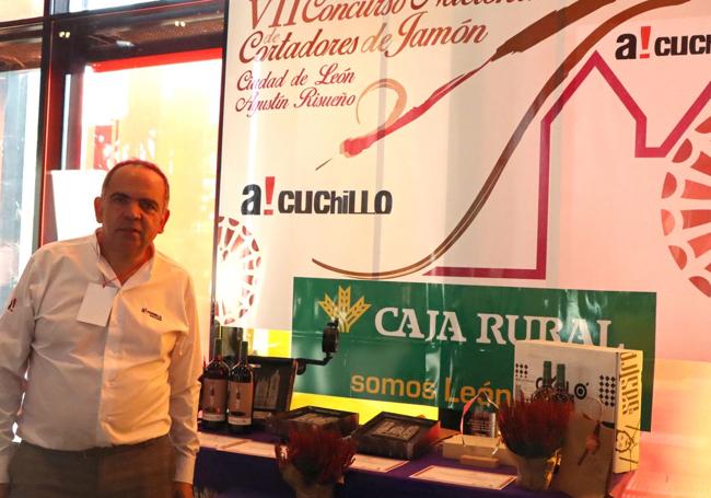 Agustín Risueño en el concurso nacional de cortadores de jamón en León