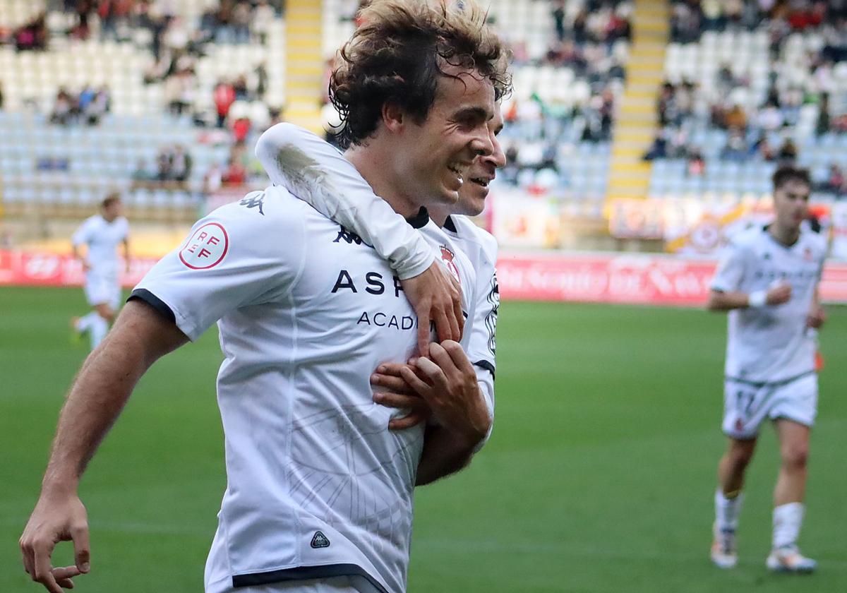 Artola, en imagen, celebra el primer gol de la victoria (3-0) ante el Ourense.