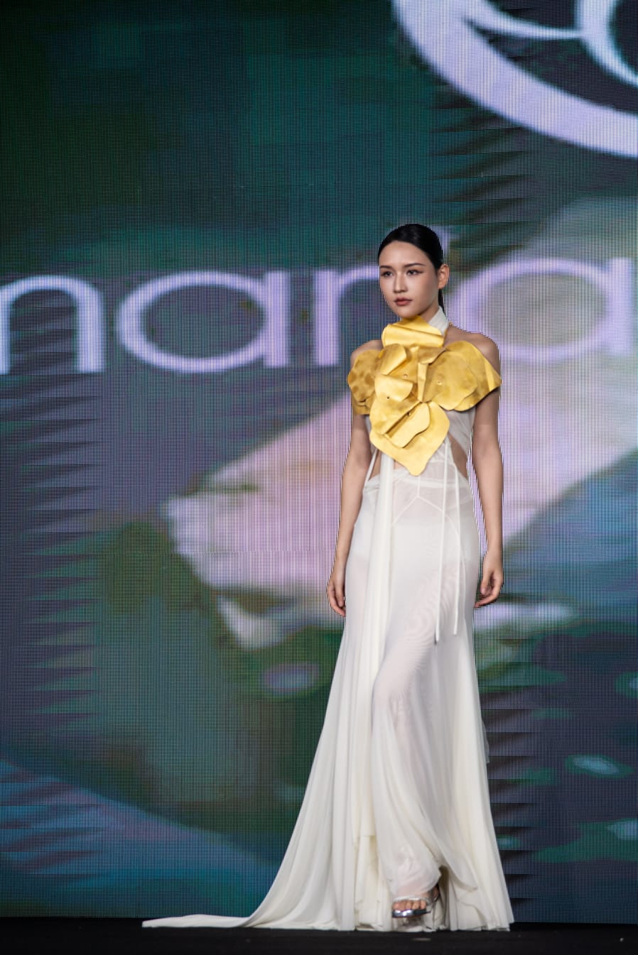 Una de las modelos de Maria Lafuente en el desfile de La World Fashion Week y la World Fashion Exhibition China 2024.