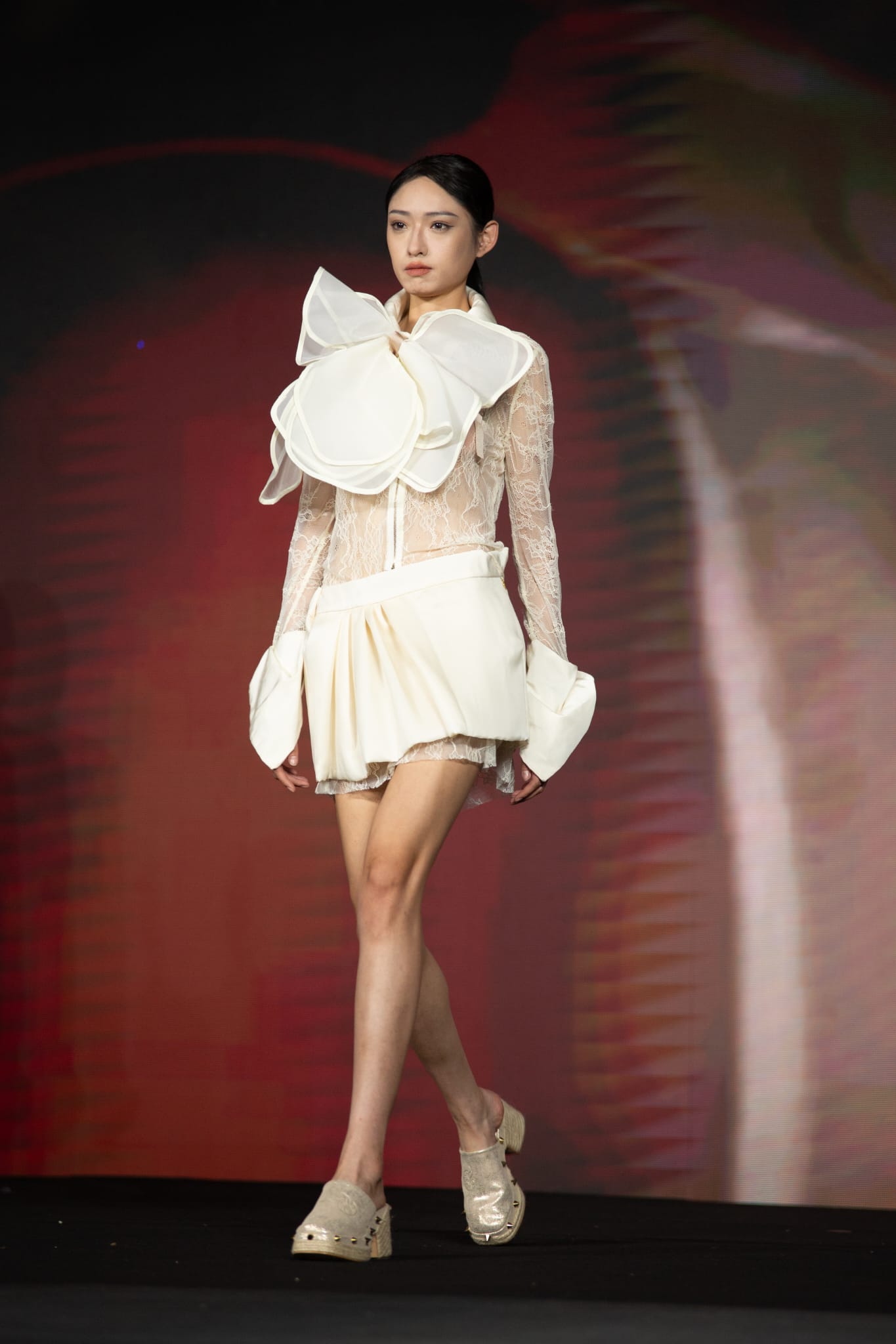 Una de las modelos de Maria Lafuente en el desfile de La World Fashion Week y la World Fashion Exhibition China 2024.