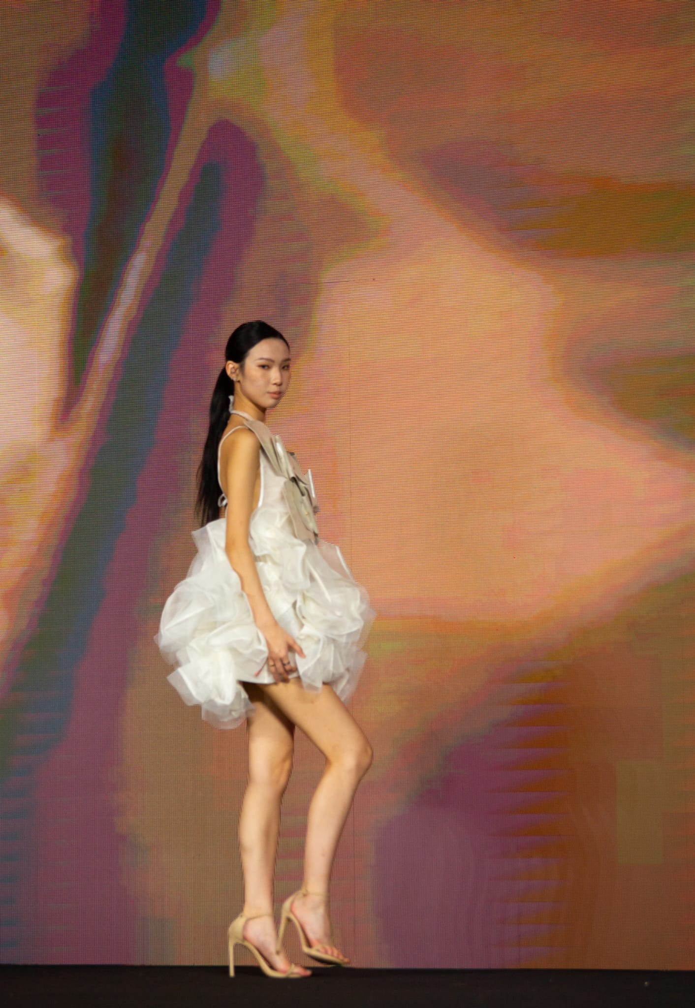 Una de las modelos de Maria Lafuente en el desfile de La World Fashion Week y la World Fashion Exhibition China 2024.