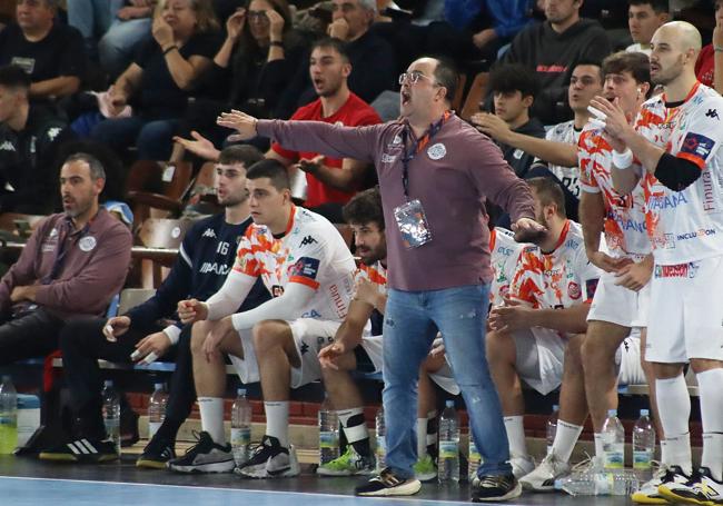 Dani Gordo, entrenador del Abanca Ademar, en un lance del partido.