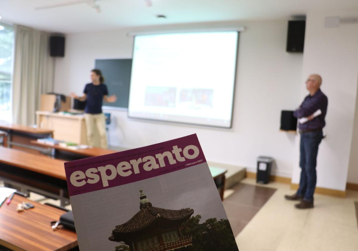 Imagen principal - Aprender esperanto en León: «Es un idioma para unir a las personas, y eso es bastante bonito»