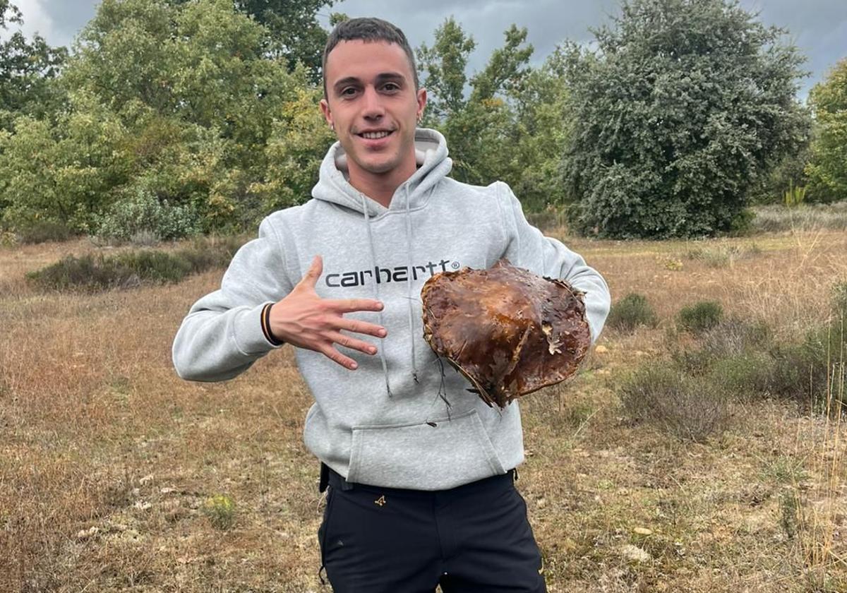 Imagen de Cesar Horna con un boletus de más de un kilo.