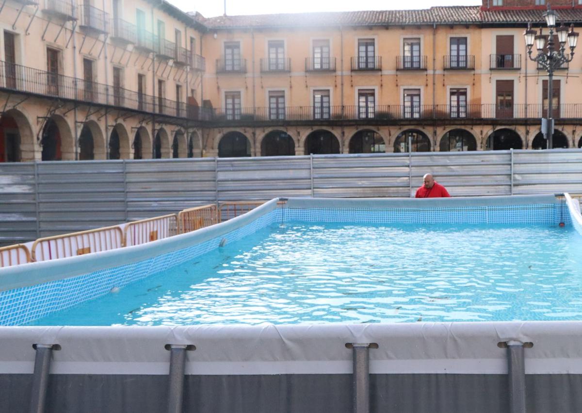 Imagen secundaria 1 - Imágenes de las piscinas ubicadas en la Plaza Mayor.