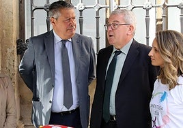 El gerente del Caule Alfonso Rodríguez-Hevia, en el centro de la imagen, durante un acto en la calle.