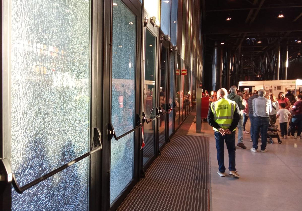 Estado de las puertas de acceso al Palacio de Exposiciones.