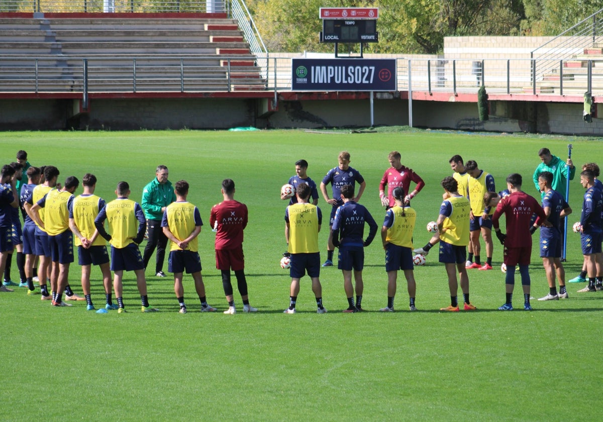 Los jugadores concentrados para el partido de este sábado